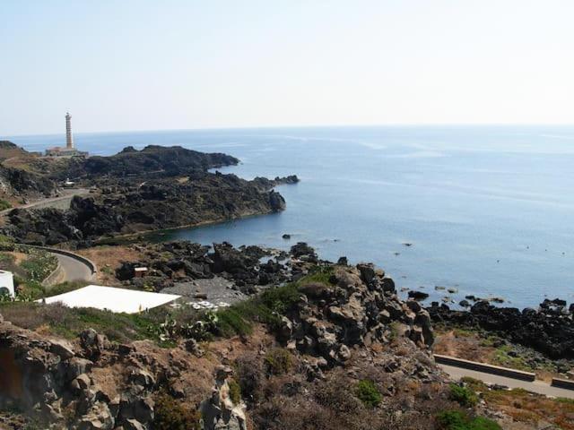 Appartamento Al Centro Di Ustica Устика Экстерьер фото
