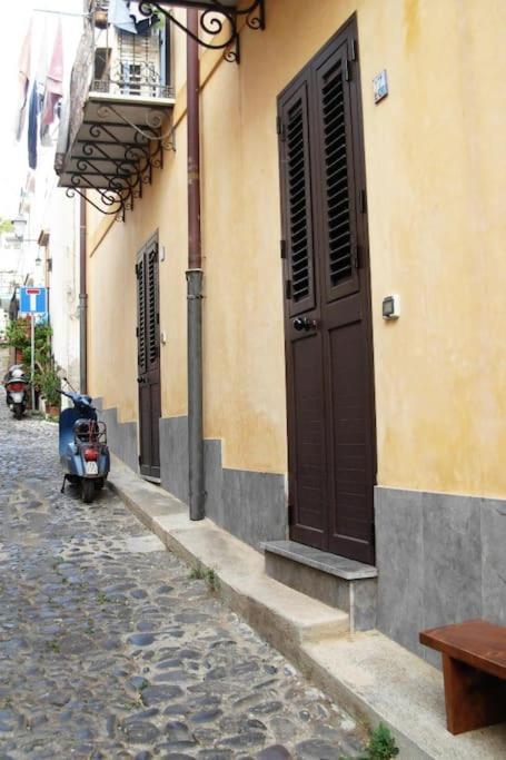 Appartamento Al Centro Di Ustica Устика Экстерьер фото